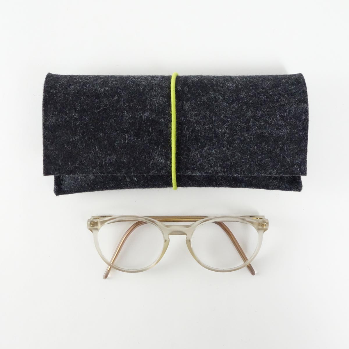 Brillenetui Aus Wollfilz Anthrazit Mit Bio Rundgummi Pistazie Matilda K brillenetui-aus-wollfilz-anthrazit-mit-bio-rundgummi-pistazie-matilda-k