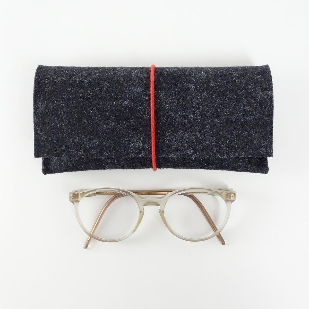 Brillenetui Aus Wollfilz Anthrazit Mit Bio Rundgummi Rot Matilda K brillenetui-aus-wollfilz-anthrazit-mit-bio-rundgummi-rot-matilda-k