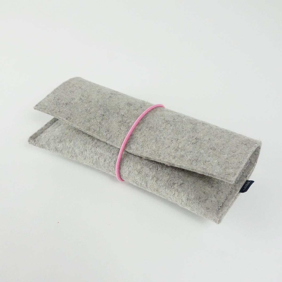 Brillenetui Aus Wollfilz Hellgrau Mit Bio Rundgummi Rosa 2 Matilda K brillenetui-aus-wollfilz-hellgrau-mit-bio-rundgummi-rosa-matilda-k