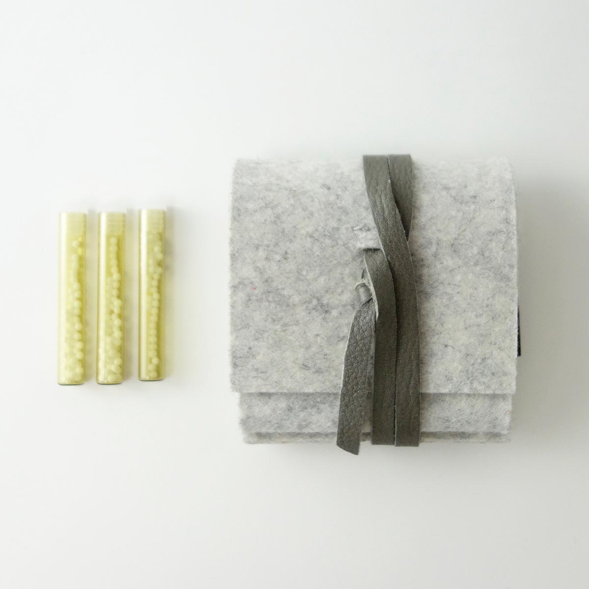 Taschenapotheke Aus Wollfilz Hellgrau Verschlussband Leder Orange Mit 6 Leeren Globuli Glaeschen