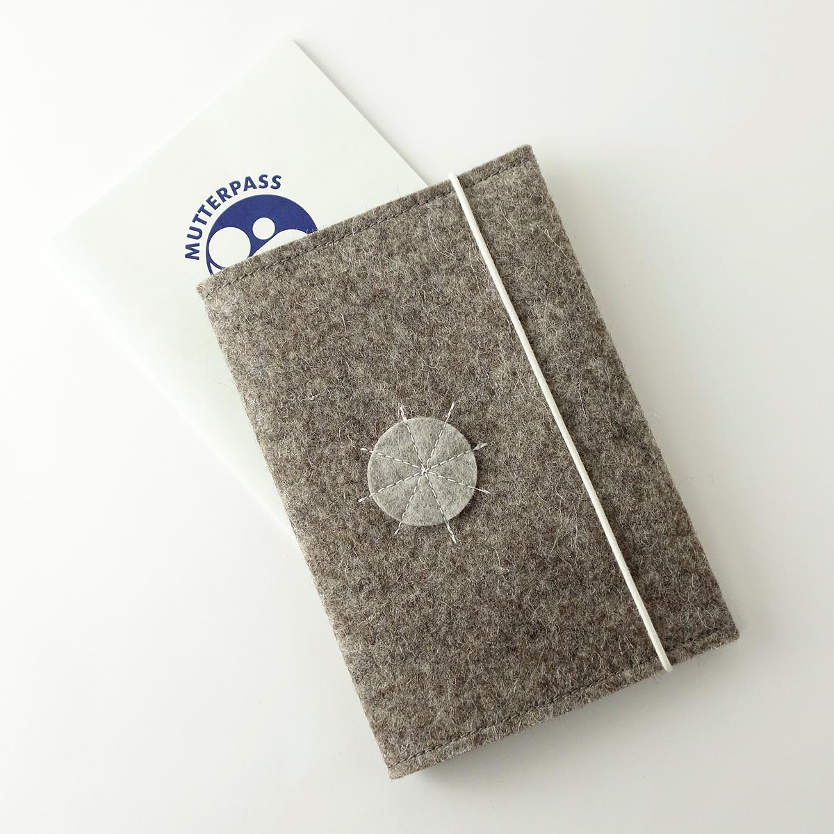 Umschlag Mutterpass Minimlistisch Aus Wollfilz Braun Mit Applikation Hellgrau 2 Umschlag Mutterpass Minimlistisch Aus Wollfilz Braun Mit Applikation Hellgrau