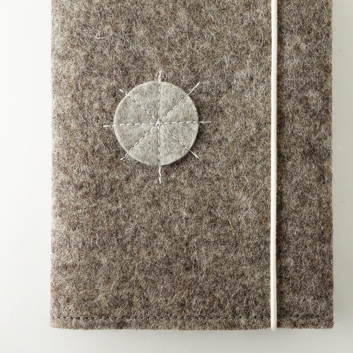 Umschlag Mutterpass Minimlistisch Aus Wollfilz Braun Mit Applikation Hellgrau 7 Umschlag Mutterpass Minimlistisch Aus Wollfilz Braun Mit Applikation Hellgrau