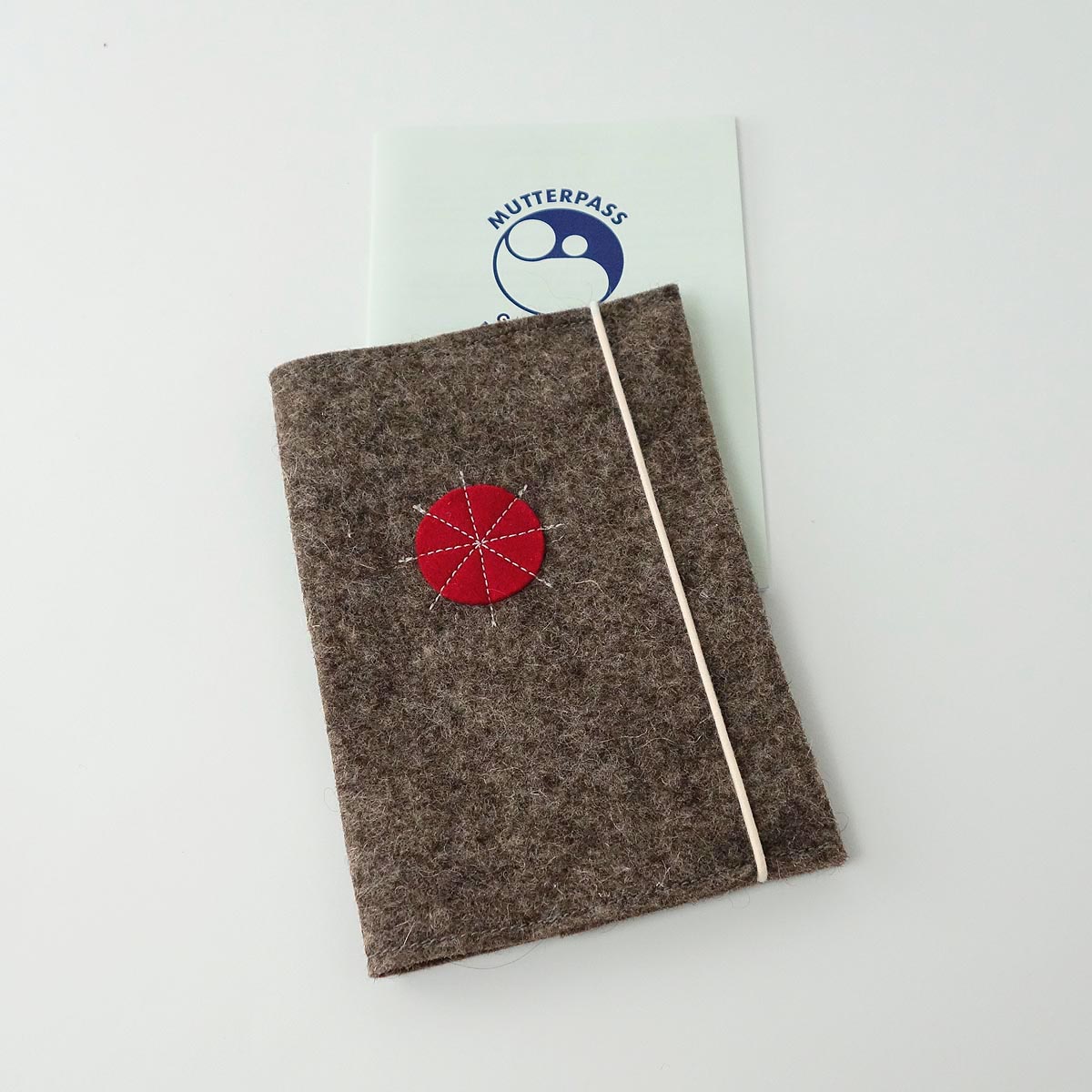 Umschlag Mutterpass Minimlistisch Aus Wollfilz Braun Mit Applikation Rot 2 Umschlag Mutterpass Minimlistisch Aus Wollfilz Braun Mit Applikation Rot Matilda k