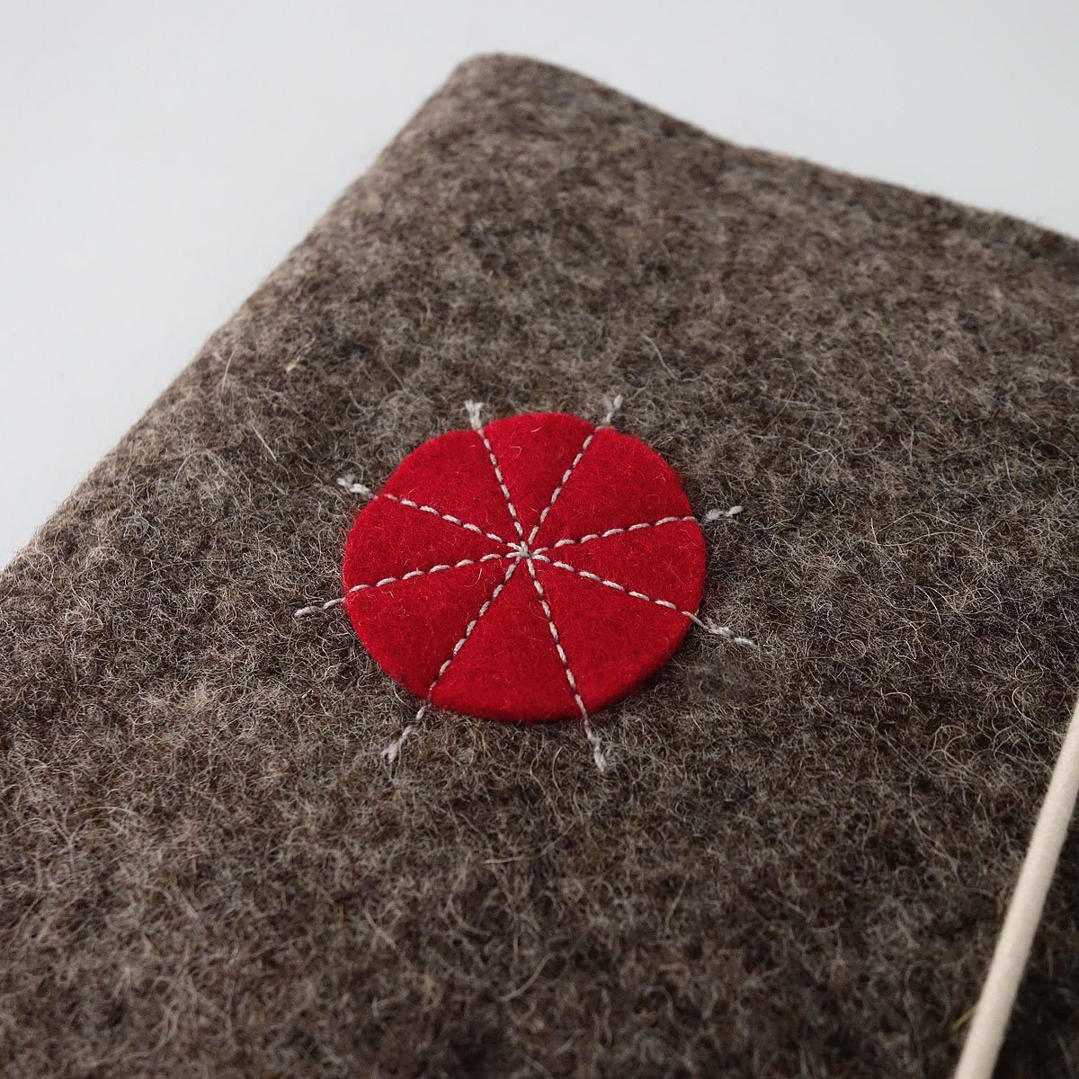 Umschlag Mutterpass Minimlistisch Aus Wollfilz Braun Mit Applikation Rot 5 Umschlag Mutterpass Minimlistisch Aus Wollfilz Braun Mit Applikation Rot Matilda k