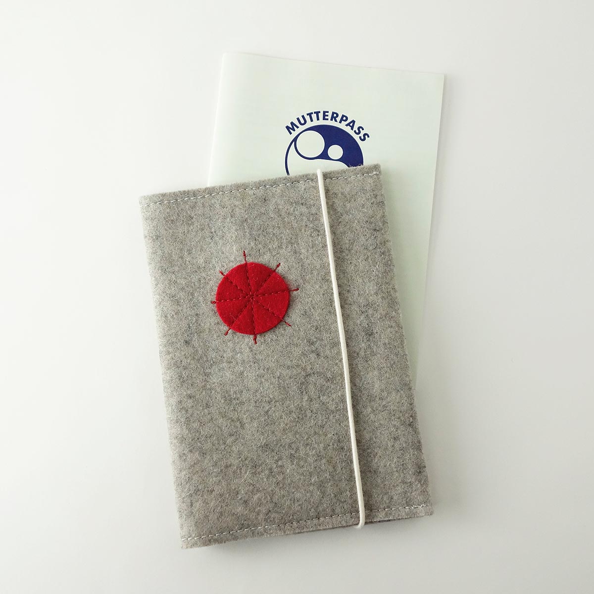 Umschlag Mutterpass Minimlistisch Aus Wollfilz Hellgrau Mit Applikation Rot 2 Umschlag Mutterpass Minimlaistisch Aus Wollfilz Hellgrau Mit Applikation Rot Matilda k.