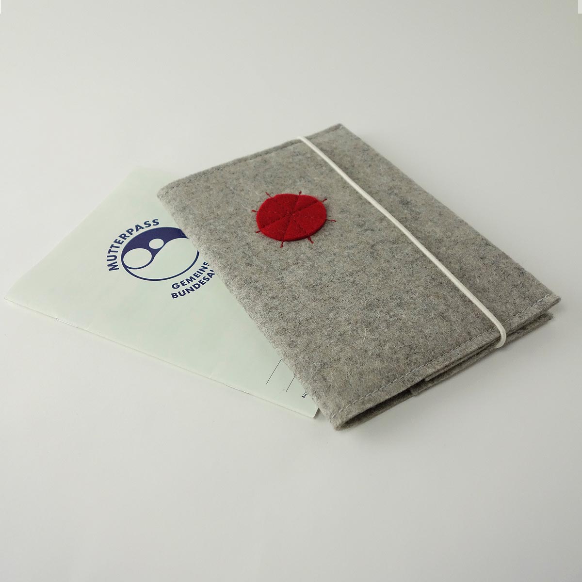Umschlag Mutterpass Minimlistisch Aus Wollfilz Hellgrau Mit Applikation Rot 3 Umschlag Mutterpass Minimlaistisch Aus Wollfilz Hellgrau Mit Applikation Rot Matilda k.