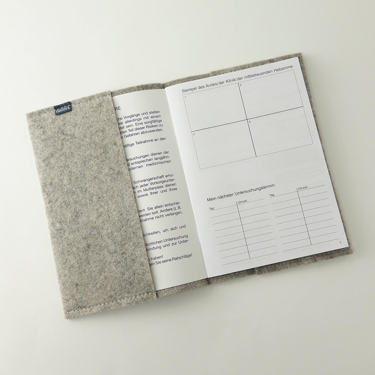 Umschlag Mutterpass Minimlistisch Aus Wollfilz Hellgrau Mit Applikation Rot 4 Umschlag Mutterpass Minimlaistisch Aus Wollfilz Hellgrau Mit Applikation Rot Matilda k.