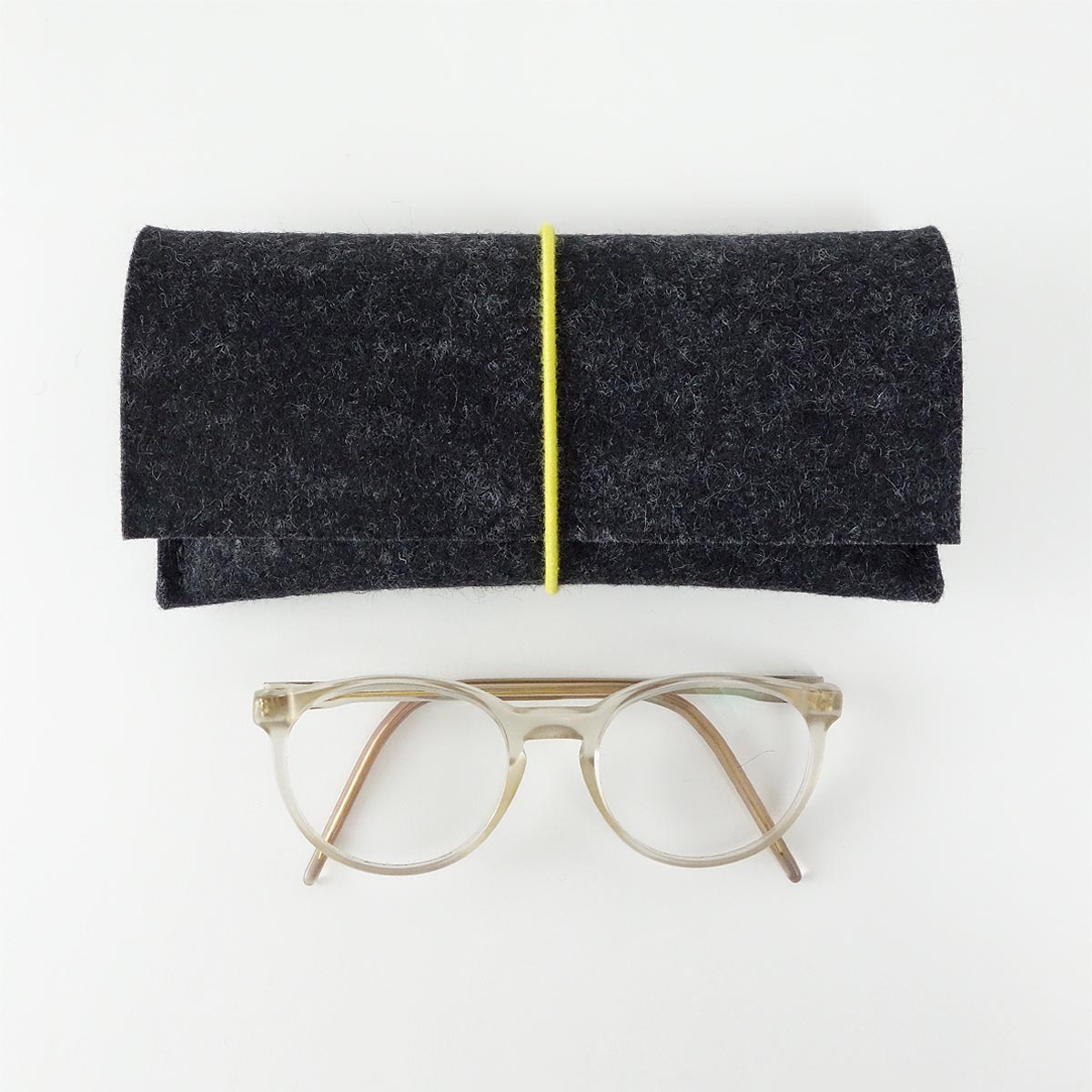 Brillenetui Aus Wollfilz Anthrazit Mit Bio Rundgummi Yellow Matilda K brillenetui-aus-wollfilz-anthrazit-mit-bio-rundgummi-yellow-matilda-k