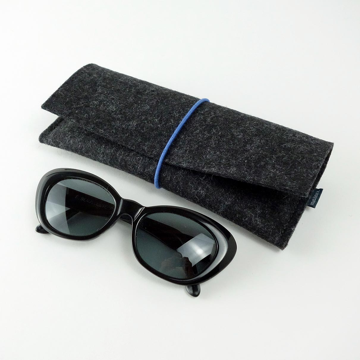 Brillenetui Wollfilz Extra Breit Anthrazit Mit Rundgummi Blau Matilda K .jpg3 brillenetui-wollfilz-extra-breit-anthrazit-mit-rundgummi-blau-matilda-k