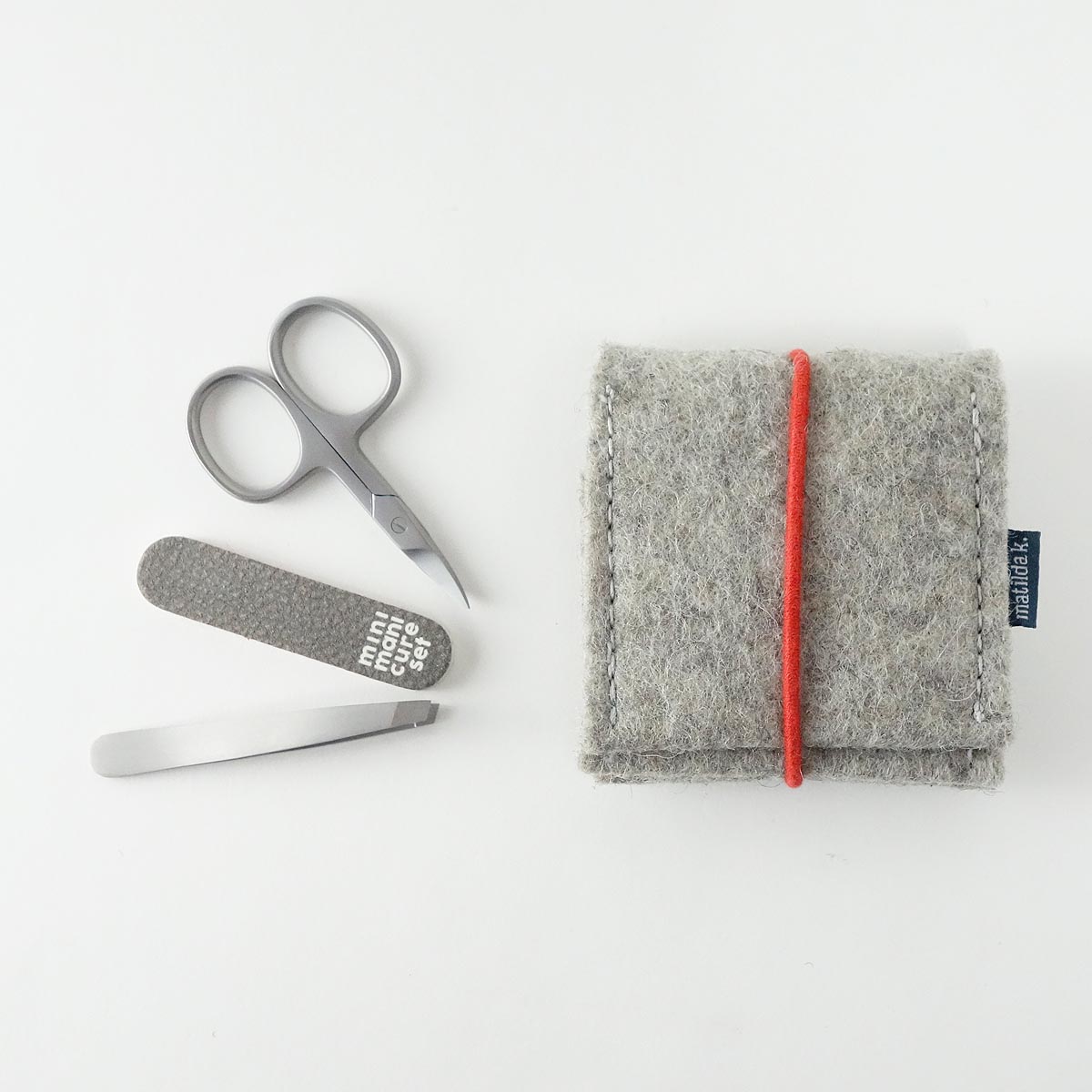 Mini Manikuere Set Aus Wollfilz Hellgrau Mit Rundgummi Rot Mini Manikuere Set Aus Wollfilz Hellgrau Mit Rundgummi Rot