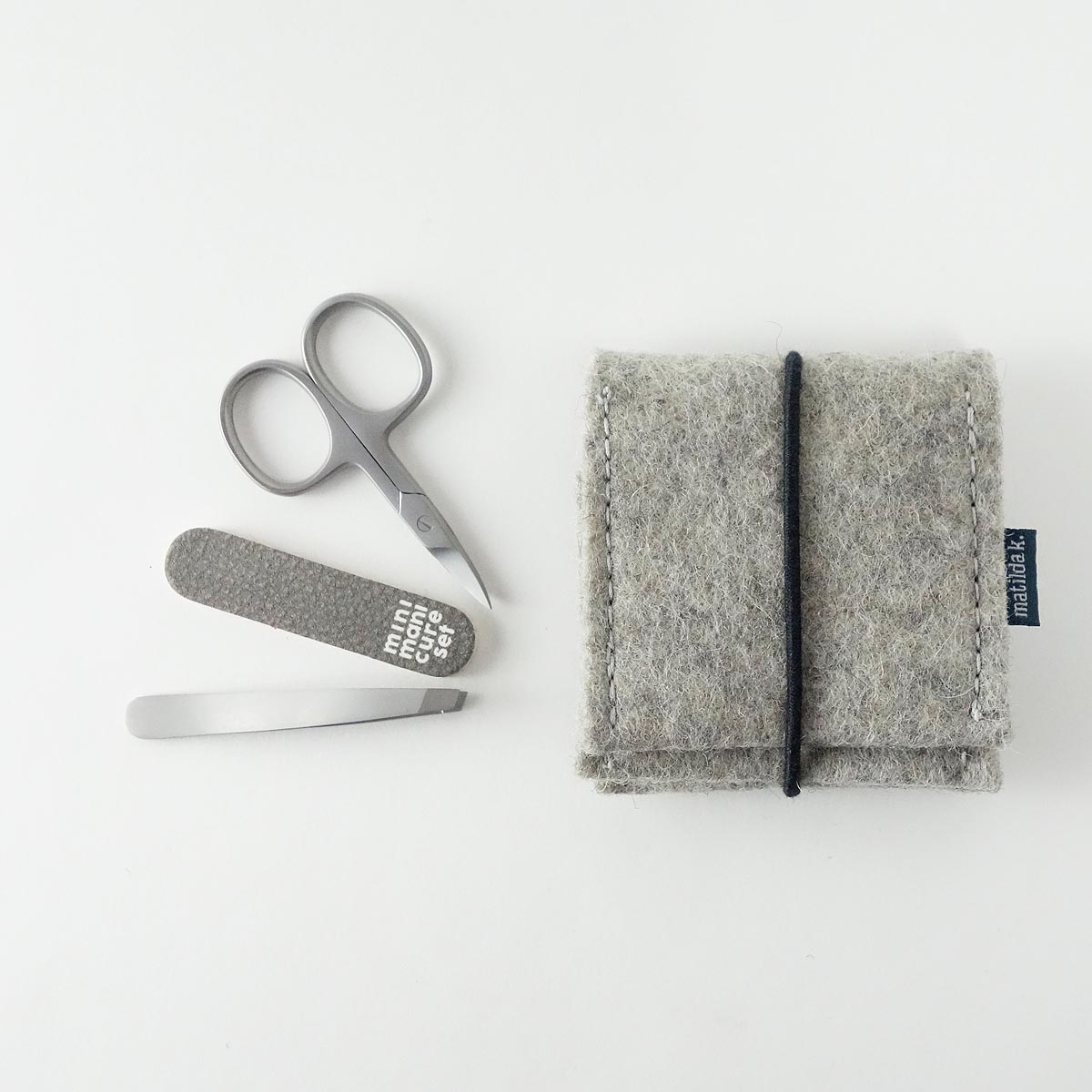 Mini Manikuere Set Aus Wollfilz Hellgrau Mit Rundgummi Schwarz Mini Manikuere Set Aus Wollfilz Hellgrau Mit Rundgummi Schwarz