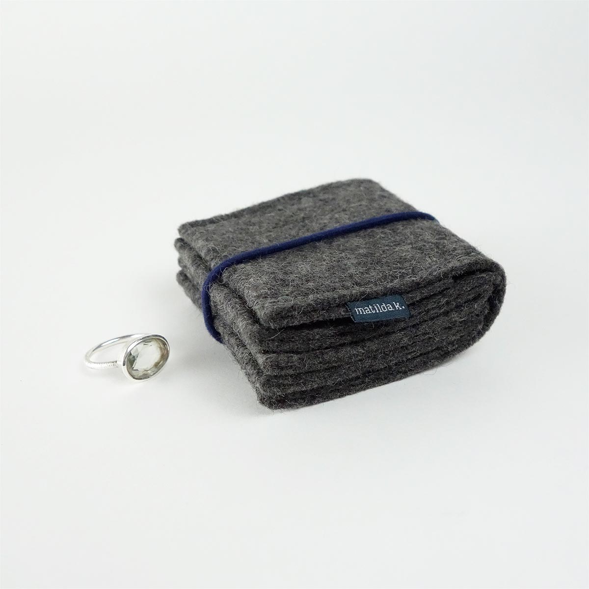 Schmuckaufbewahrung Aus Wollfilz Dunkelgrau Klein Rundgummi Dunkelblau Matilda K Schmuckaufbewahrung Aus Wollfilz Dunkelgrau Klein Rundgummi Dunkelblau Matilda K