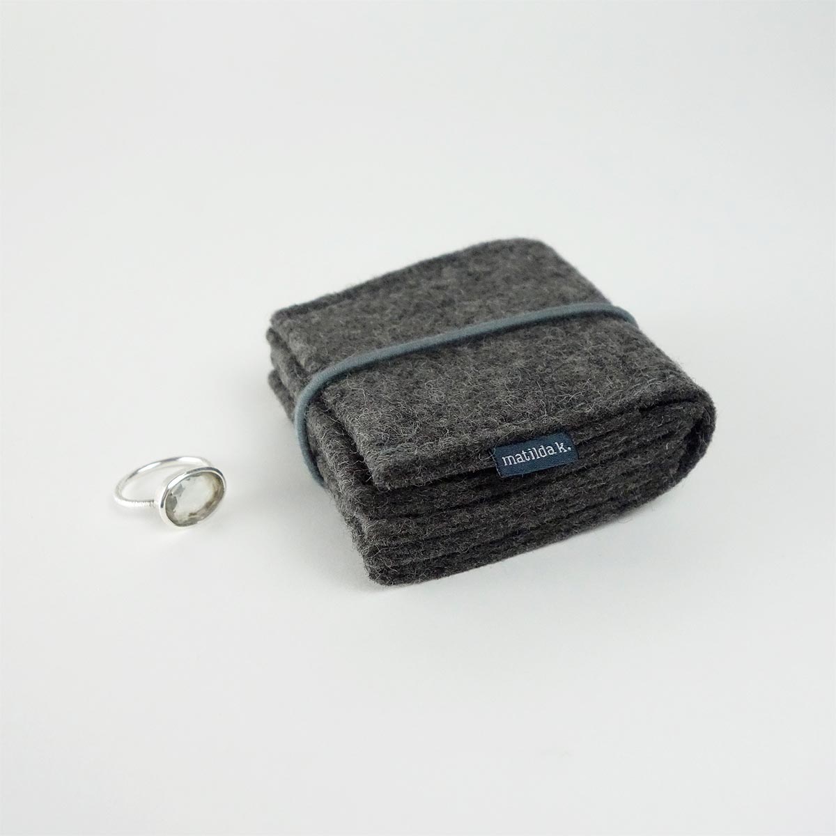 Schmuckaufbewahrung Aus Wollfilz Dunkelgrau Klein Rundgummi Grau Matilda K Schmuckaufbewahrung Aus Wollfilz Dunkelgrau Klein Rundgummi Grau Matilda K