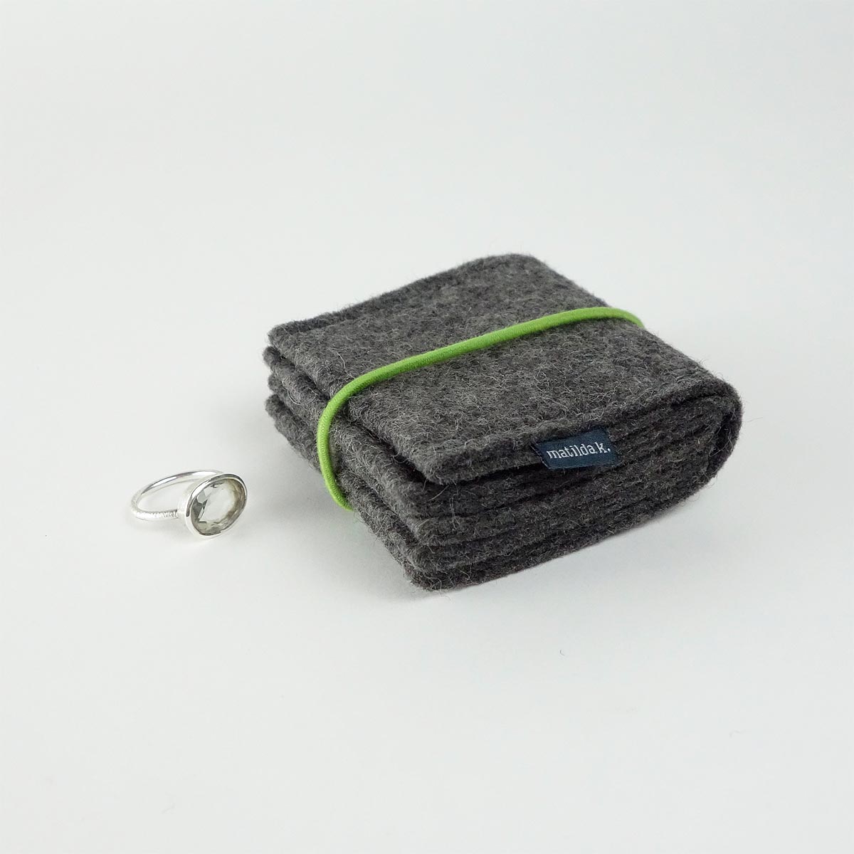 Schmuckaufbewahrung Aus Wollfilz Dunkelgrau Klein Rundgummi Hellgruen Matilda K Schmuckaufbewahrung Aus Wollfilz Dunkelgrau Klein Rundgummi Hellgruen Matilda K