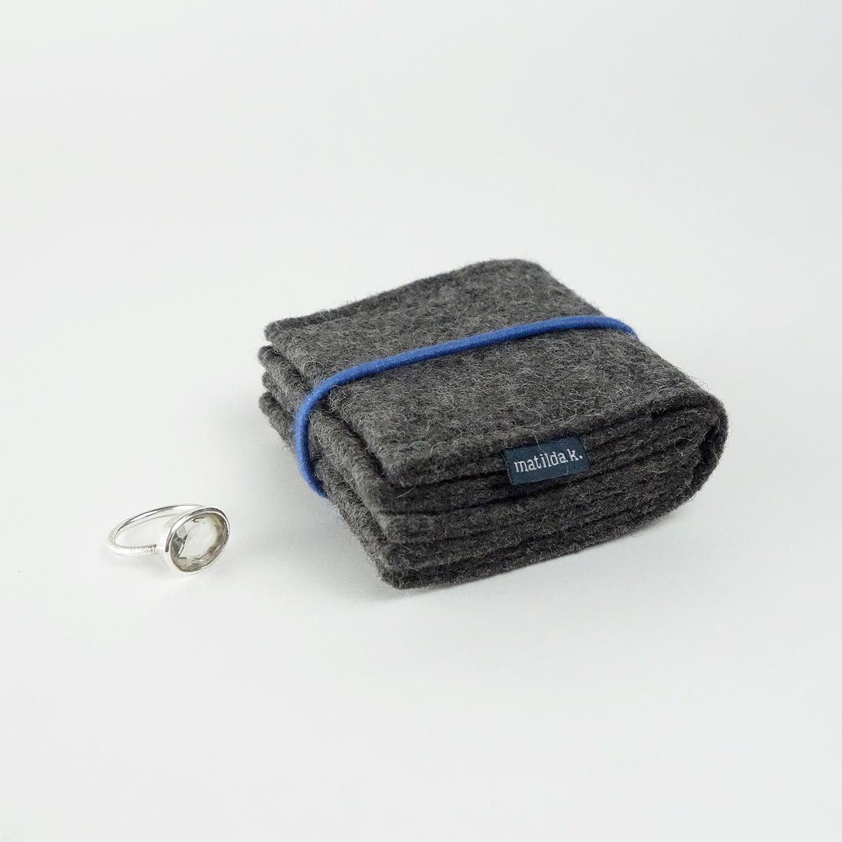 Schmuckaufbewahrung Aus Wollfilz Dunkelgrau Klein Rundgummi Mittelblau Matilda K Schmuckaufbewahrung Aus Wollfilz Dunkelgrau Klein Rundgummi Mittelblau Matilda K