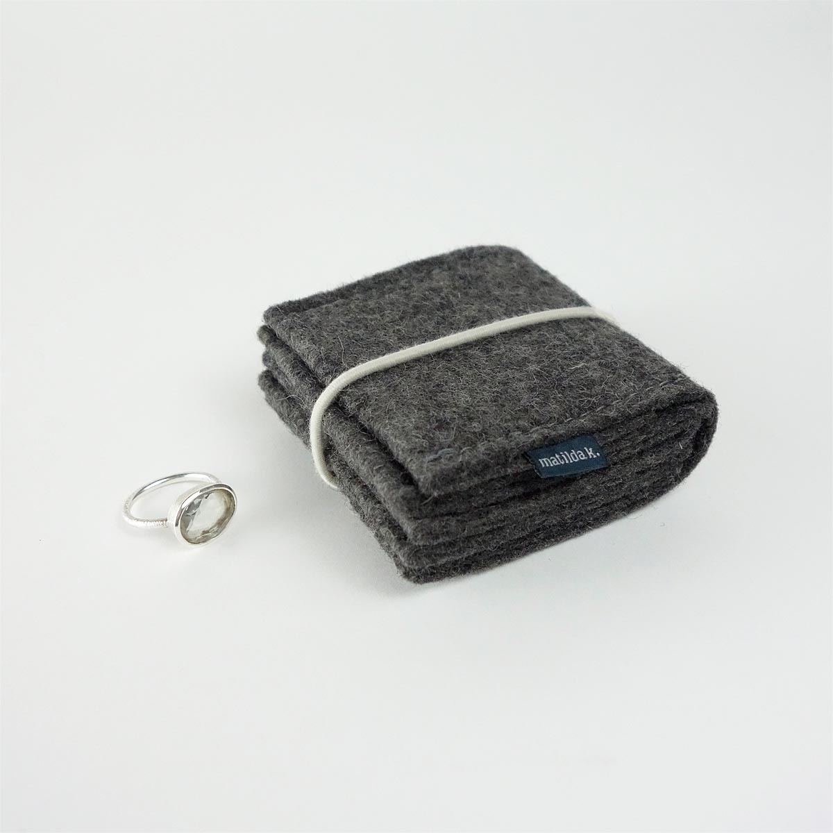 Schmuckaufbewahrung Aus Wollfilz Dunkelgrau Klein Rundgummi Natur Matilda K Schmuckaufbewahrung Aus Wollfilz Dunkelgrau Klein Rundgummi Natur Matilda K