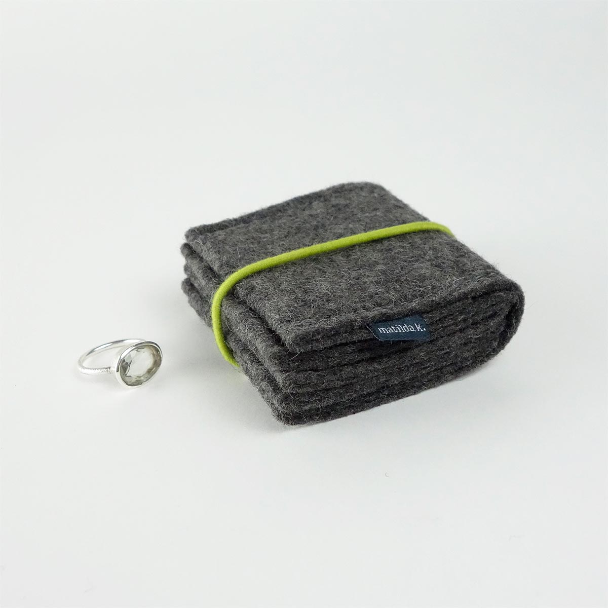 Schmuckaufbewahrung Aus Wollfilz Dunkelgrau Klein Rundgummi Pistazie Matilda K Schmuckaufbewahrung Aus Wollfilz Dunkelgrau Klein Rundgummi Pistazie Matilda K