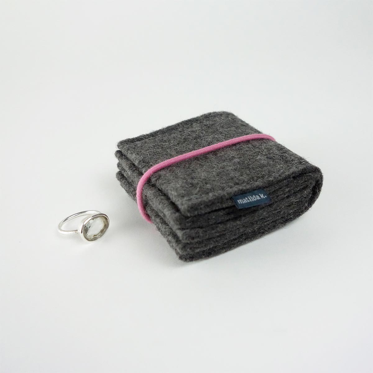 Schmuckaufbewahrung Aus Wollfilz Dunkelgrau Klein Rundgummi Rosa Matilda K Schmuckaufbewahrung Aus Wollfilz Dunkelgrau Klein Rundgummi Rosa Matilda K