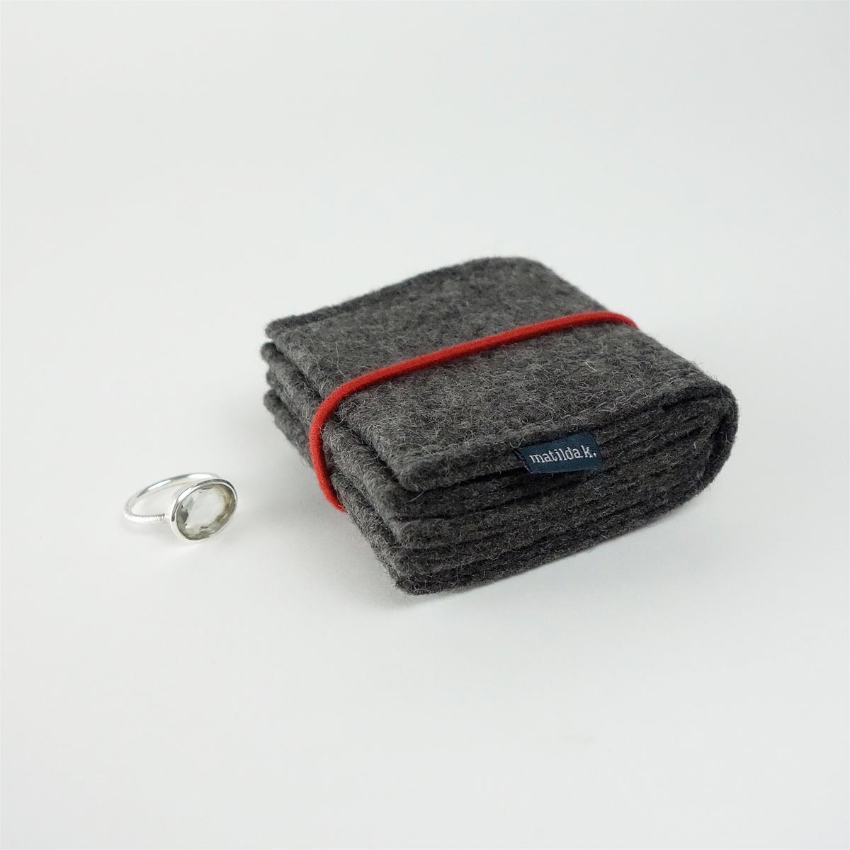 Schmuckaufbewahrung Aus Wollfilz Dunkelgrau Klein Rundgummi Rot Matilda K Schmuckaufbewahrung Aus Wollfilz Dunkelgrau Klein Rundgummi Rot Matilda K