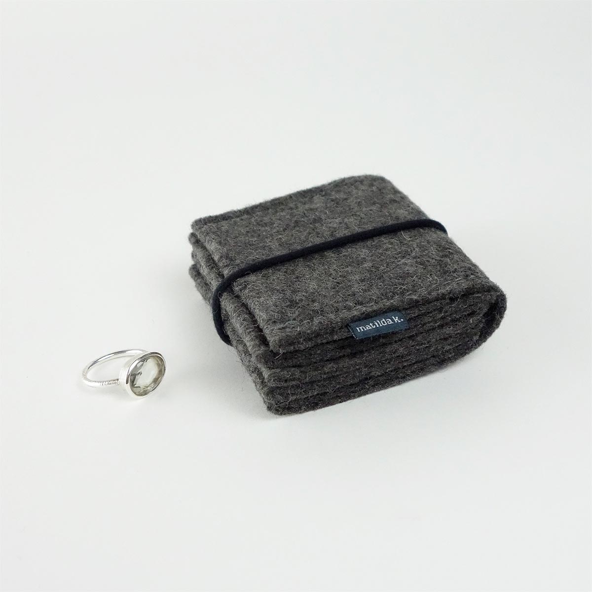 Schmuckaufbewahrung Aus Wollfilz Dunkelgrau Klein Rundgummi Schwarz Matilda K Schmuckaufbewahrung Aus Wollfilz Dunkelgrau Klein Rundgummi Schwarz Matilda K