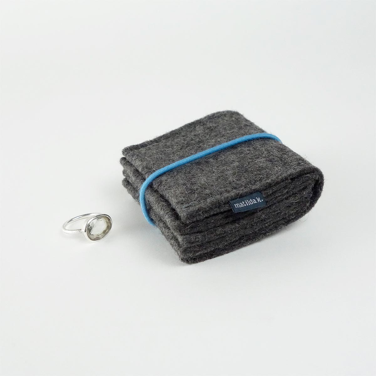 Schmuckaufbewahrung Aus Wollfilz Dunkelgrau Klein Rundgummi Tuerkis Matilda K Schmuckaufbewahrung Aus Wollfilz Dunkelgrau Klein Rundgummi Tuerkis Matilda K