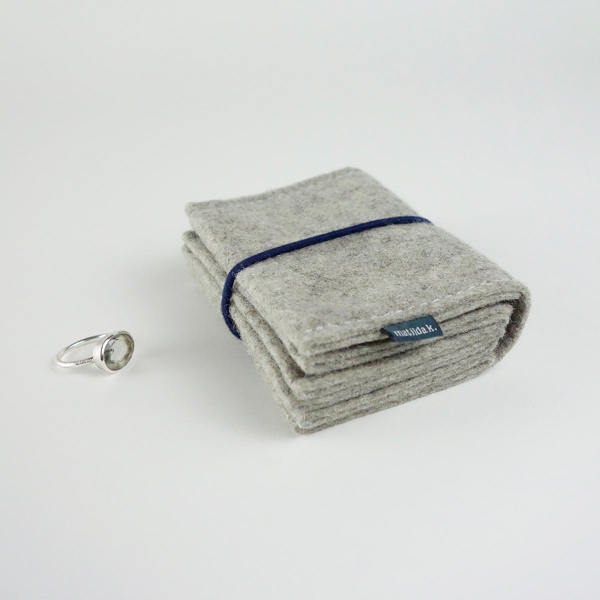 Schmucketui Minimalistisch Aus Wollfilz Hellgrau Mit Rundgummi Dunkelblau Matilda K