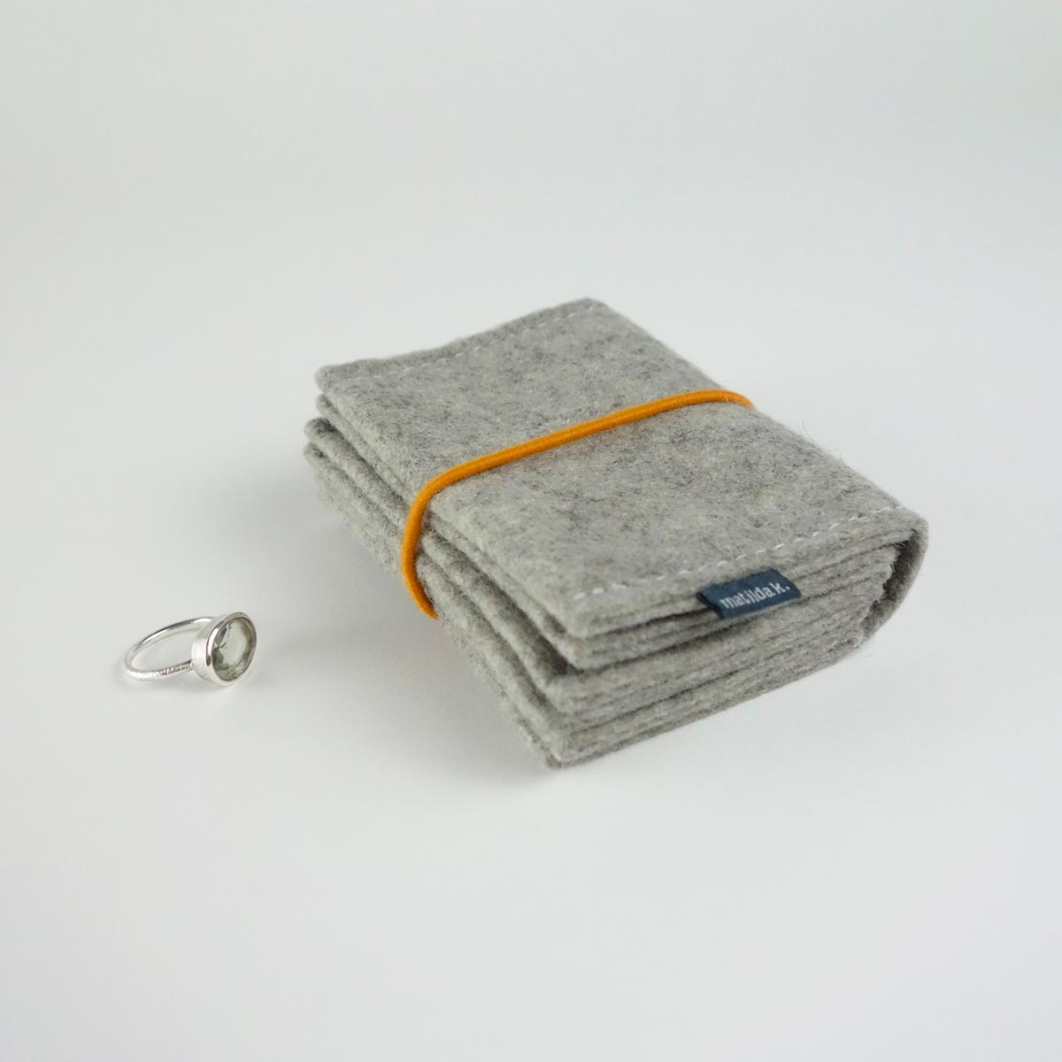 Schmucketui Minimalistisch Aus Wollfilz Hellgrau Mit Rundgummi Orange Matilda K