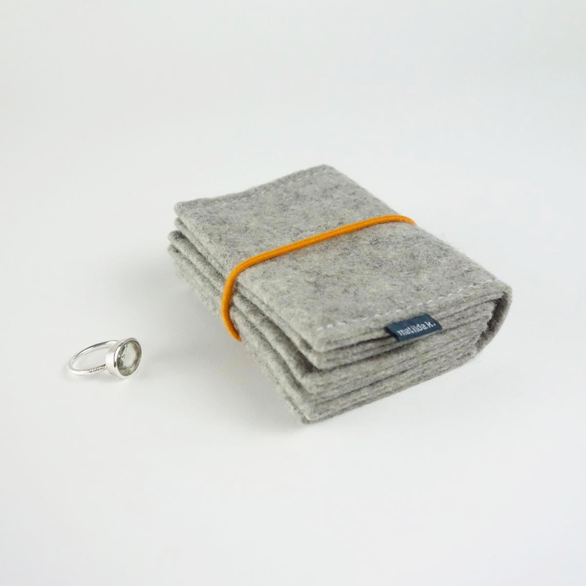 Schmucketui Minimalistisch Aus Wollfilz Hellgrau Mit Rundgummi Orange Matilda K