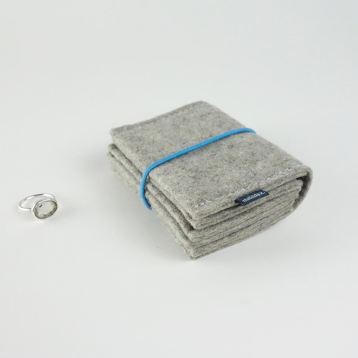 Schmucketui Minimalistisch Aus Wollfilz Hellgrau Mit Rundgummi Tuerkis Matilda K