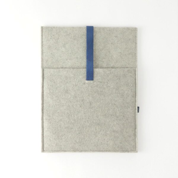 aptophuelle-aus-wollfilz-hellgrau-mit-einstecktasche-gummiband-dunkelblau-apple-macbook-13-14-16-zoll-matilda-k