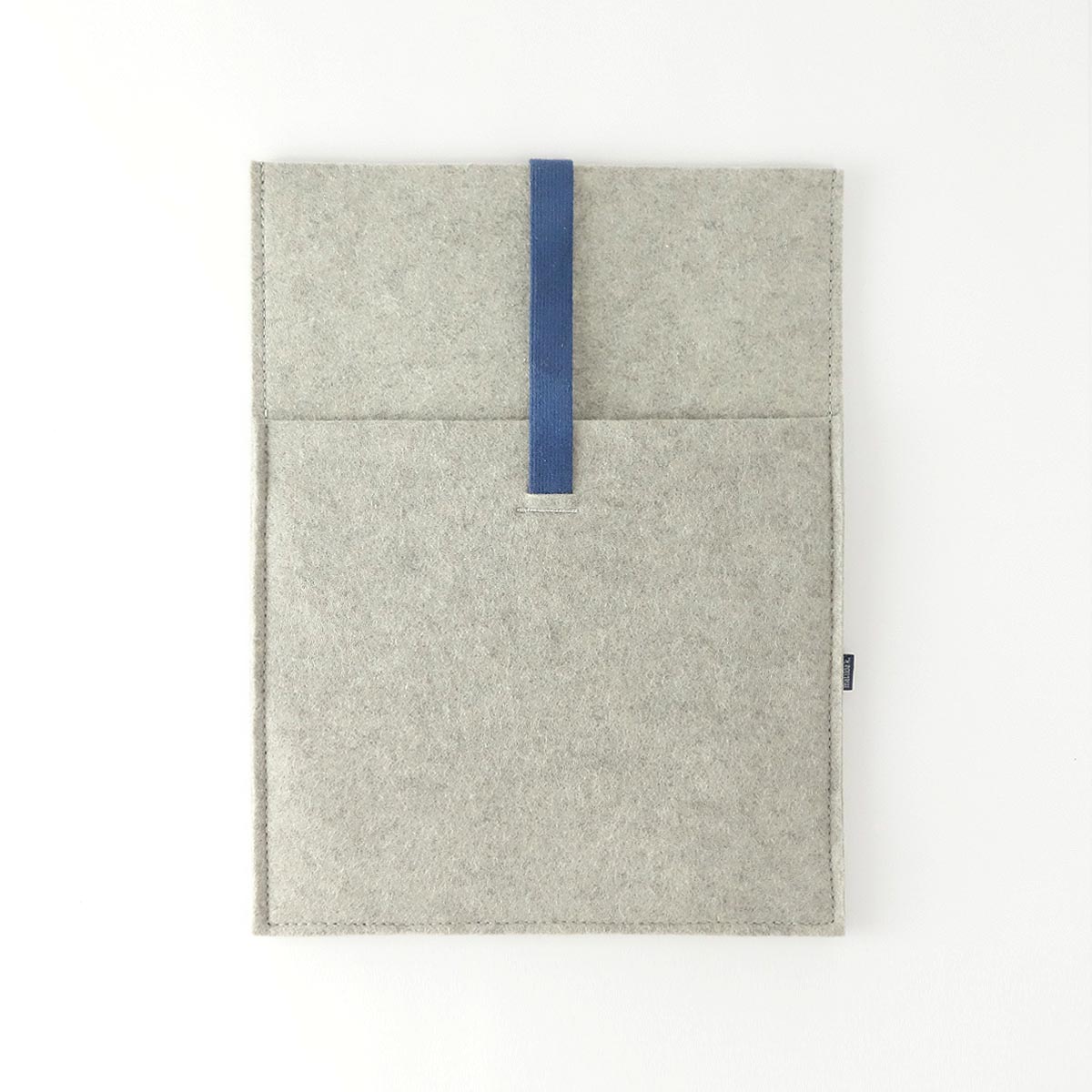 aptophuelle-aus-wollfilz-hellgrau-mit-einstecktasche-gummiband-dunkelblau-apple-macbook-13-14-16-zoll-matilda-k
