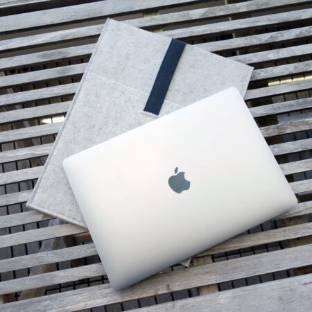 laptophuelle-aus-wollfilz-minimalistisch-mit-einstecktasche-gummiband-apple-macbook-13-14-15-16-zoll-matilda-k