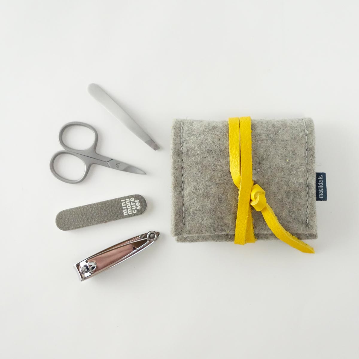 mini-manikuere-set-jacob-aus-wollfilz-hellgrau-lederband-yellow-matilda-k