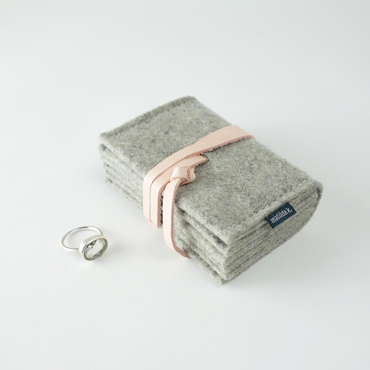 schmuckaufbewahrung-m-minimalistisch-aus-wollfilz-hellgrau-lederband-rosa-matilda-k
