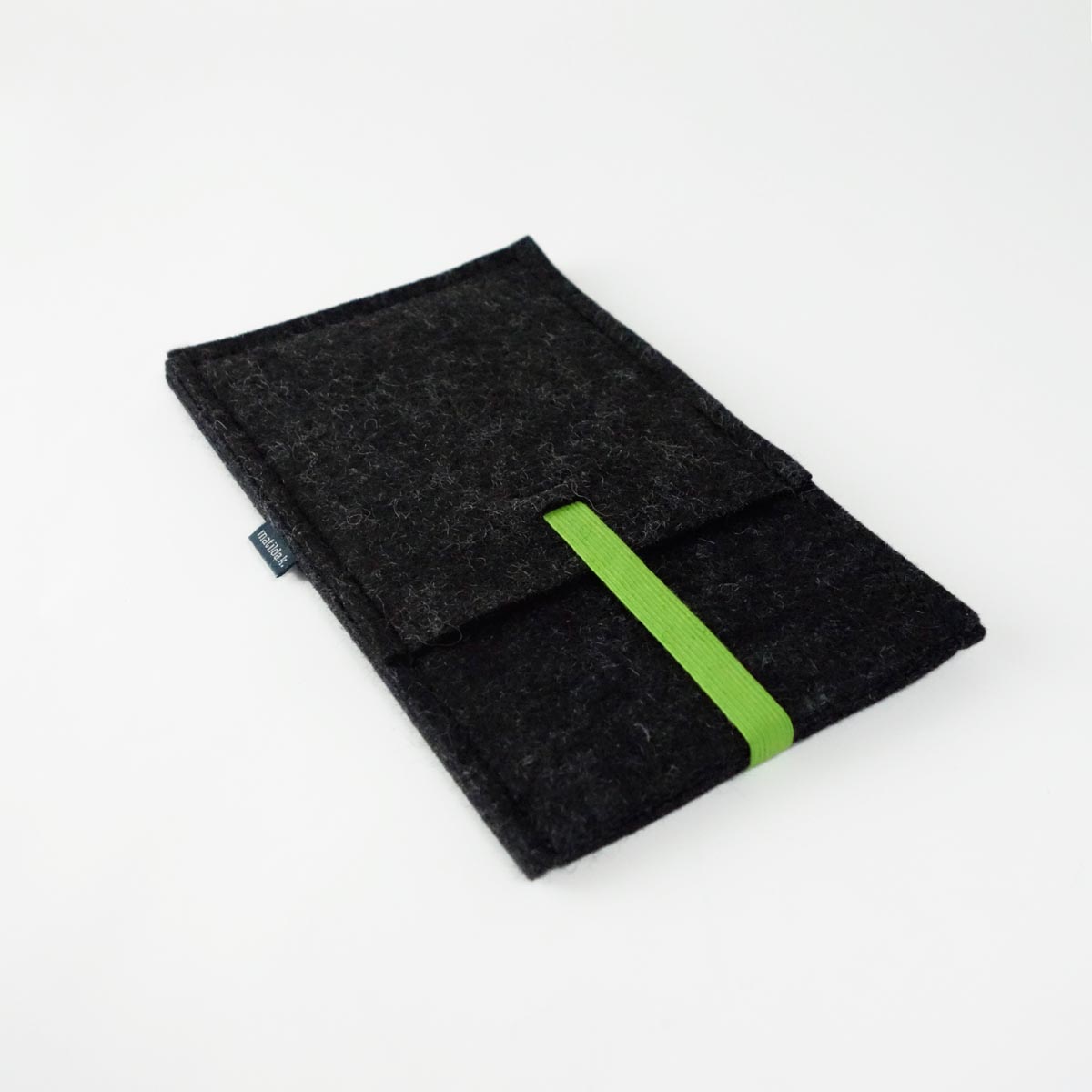 handyhuelle-mit-einstecktasche-aus-wollfilz-klein-anthrazit-mit-gummiband-gruen-matilda-k-02
