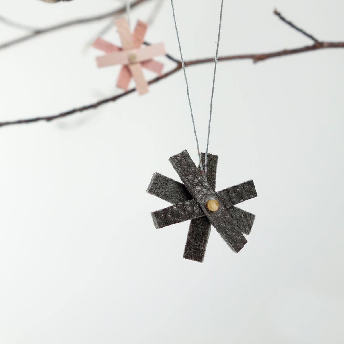 bunte-bluetensternechen-anhaenger-stern-bluemchen-upcycling-leder-grau-matilda-k.