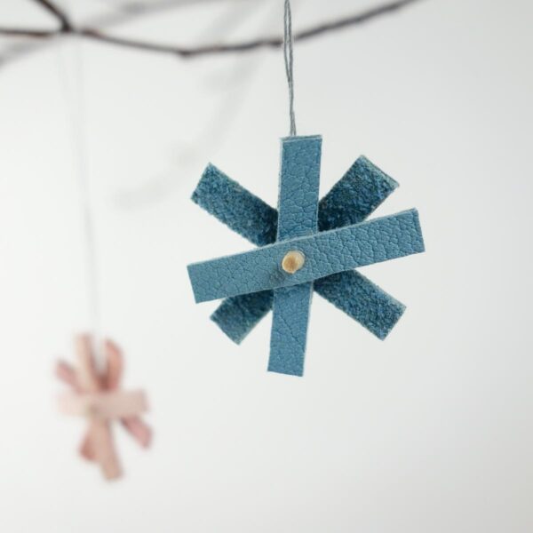 bunte-bluetensternechen-anhaenger-stern-bluemchen-upcycling-leder-hellblau2-matilda-k