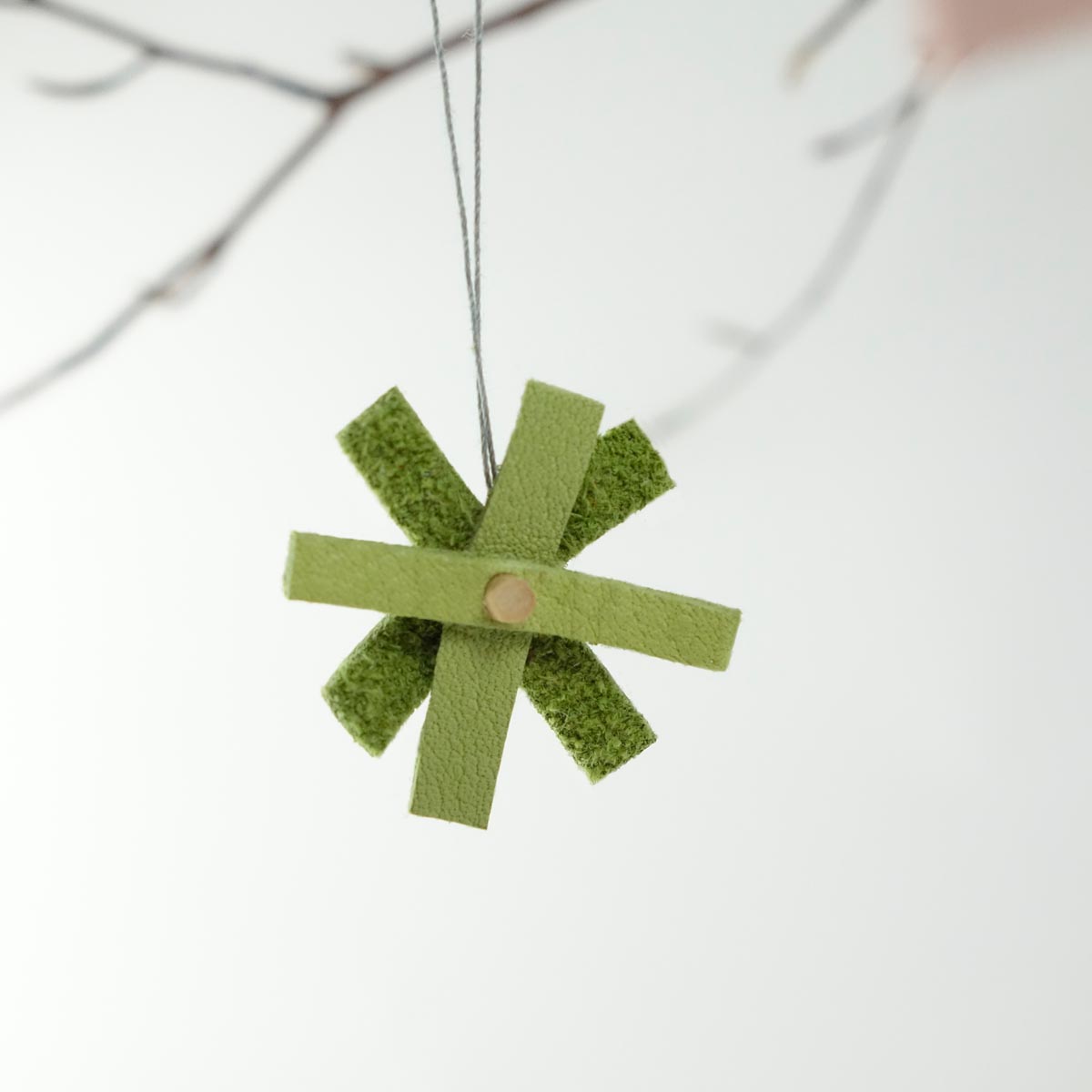 bunte-bluetensternechen-anhaenger-stern-bluemchen-upcycling-leder-hellgruen-matilda-k