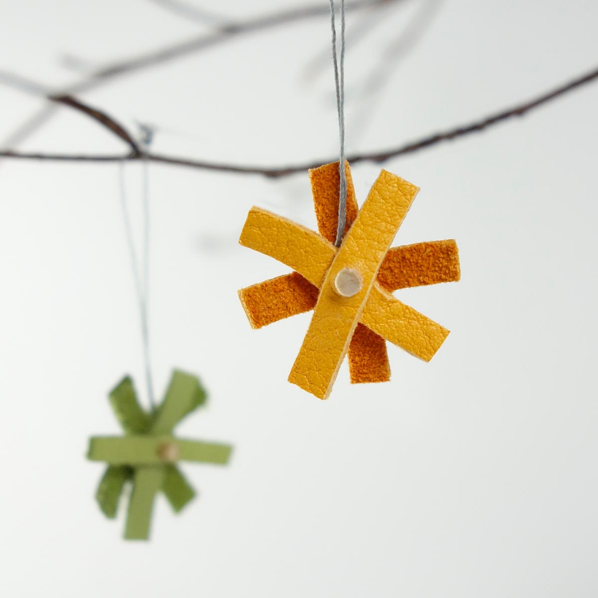 bunte-bluetensternechen-anhaenger-stern-bluemchen-upcycling-leder-mango-matilda-k