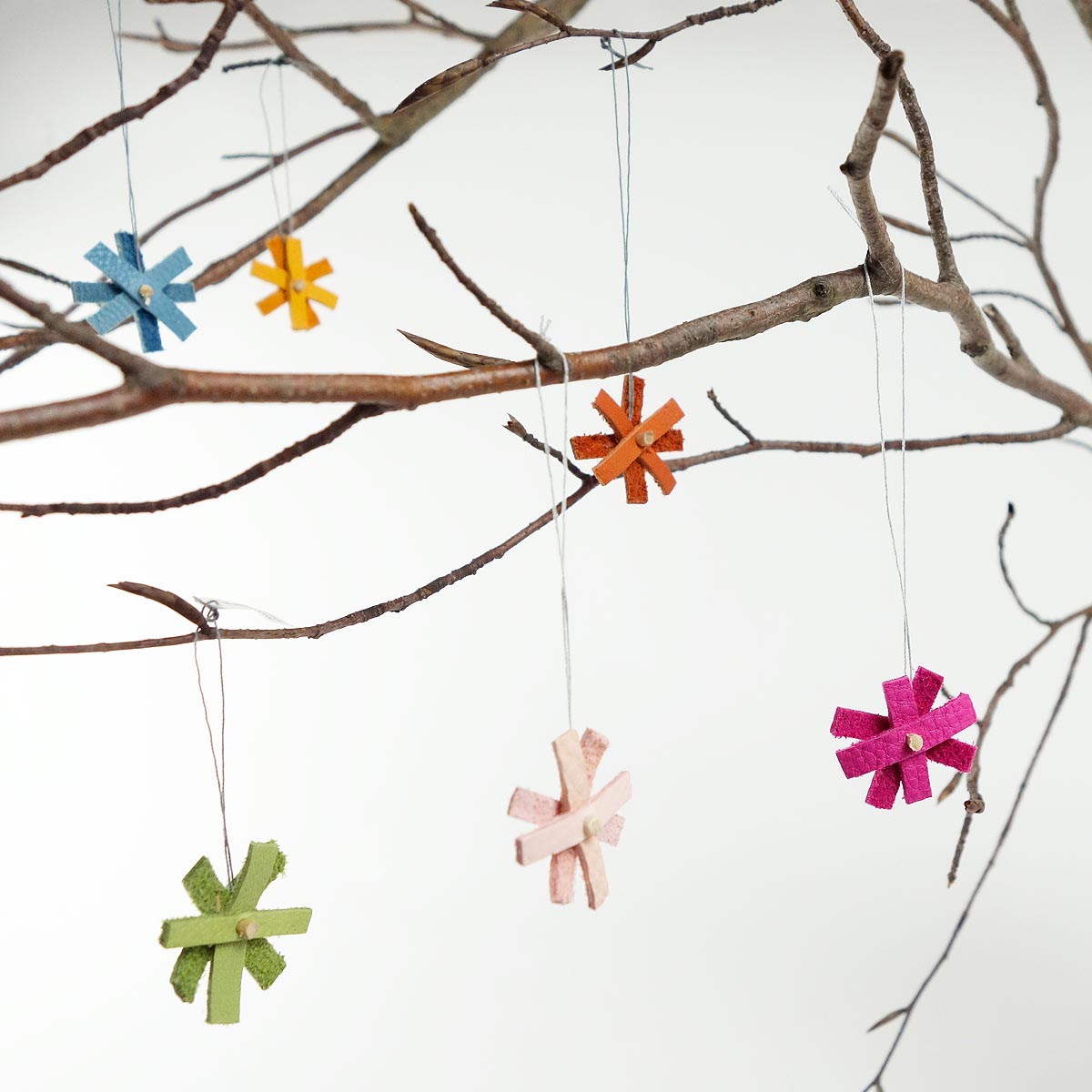 bunte-bluetensternechen-aus-leder-01