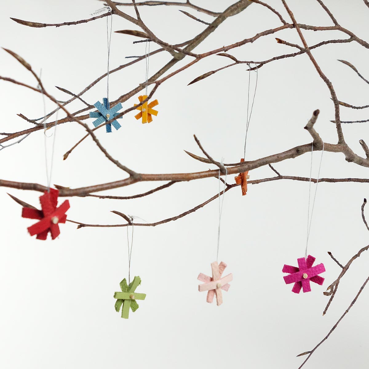 bunte-bluetensternechen-anhaenger-stern-bluemchen-upcycling-leder-matilda-k-