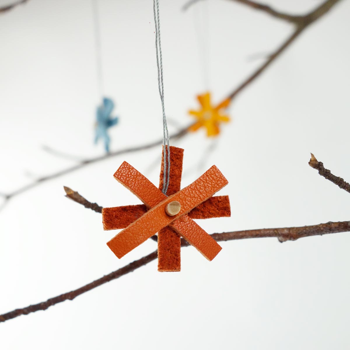 bunte-bluetensternechen-anhaenger-stern-bluemchen-upcycling-leder-orange-matilda-k