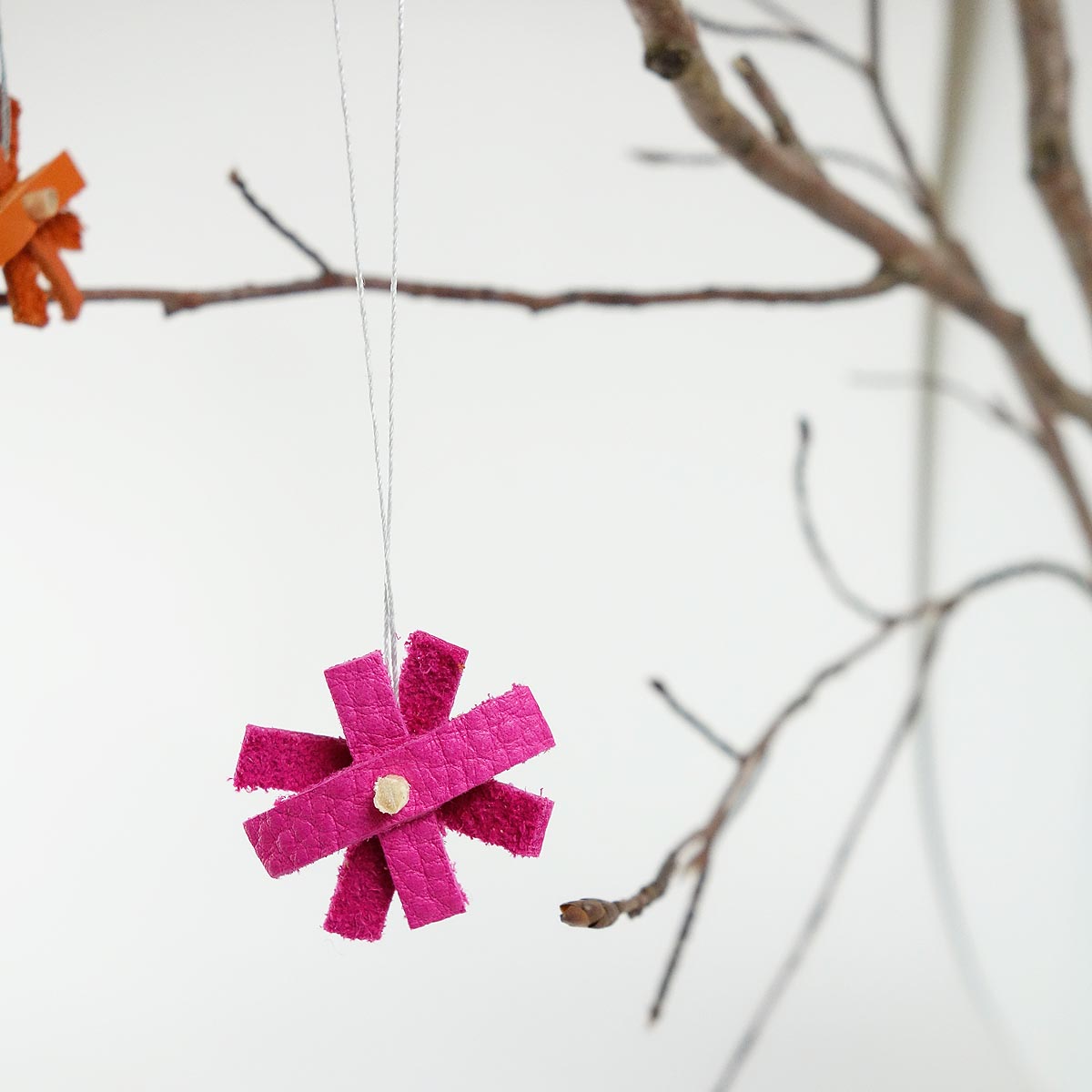 bunte-bluetensternechen-anhaenger-stern-bluemchen-upcycling-leder-pink-matilda-k