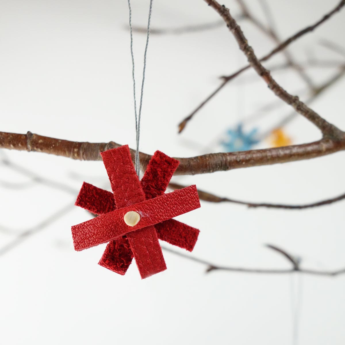 bunte-bluetensternechen-anhaenger-stern-bluemchen-upcycling-leder-rot-matilda-k.