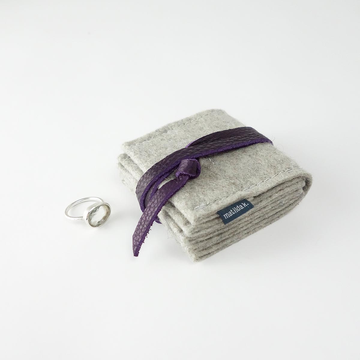 schmuckaufbewahrung-aus-wollfilz-hellgrau-klein-lederband-lila-matilda-k