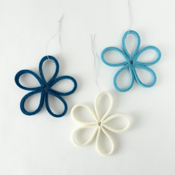 Blueten Aus Wollfilz 3 Blau Weiss Matilda K